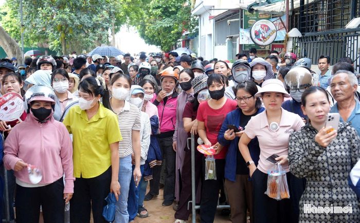 Phụ huynh chờ con em bên ngoài điểm thi Trường THCS Tiền Phong (xã Mê Linh).