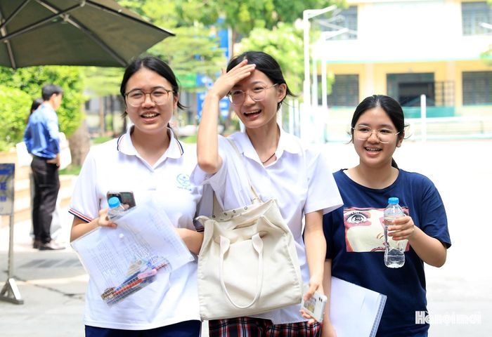 Thí sinh Nguyễn Hiền Nhi (giữa), Trường THCS Cầu Giấy chia sẻ: “Đề thi năm nay khó hơn năm ngoái, em bất ngờ, thích thú câu 2 phần nghị luận xã hội nói về ‘thực trạng bạn trẻ đang dần mất sự kết nối với cuộc sống xung quanh’. Em thấy vấn đề này sát với thực tế giới trẻ hiện nay”.