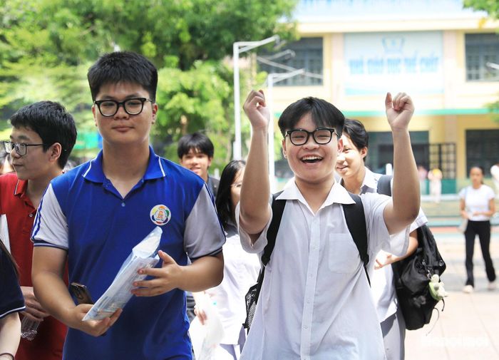 Nét mặt rạng rỡ khi rời phòng thi..