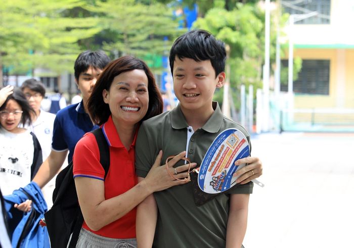 Niềm vui của một phụ huynh đón con rời điểm thi.