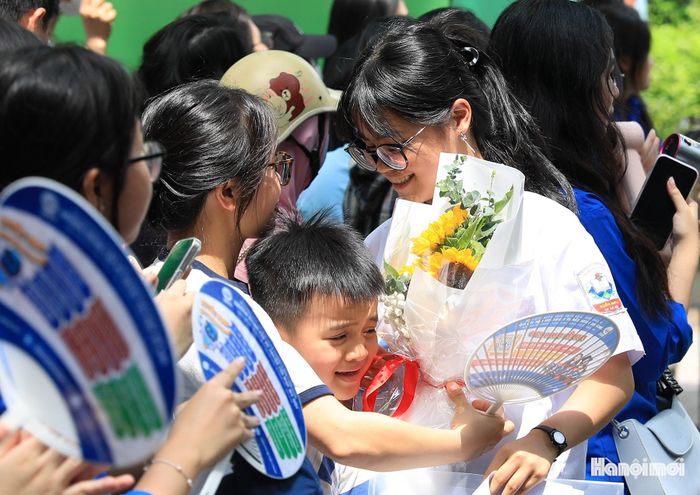 Bó hoa thay cho lời chúc của người thân với thí sinh sau khi hoàn thành tốt bài thi.