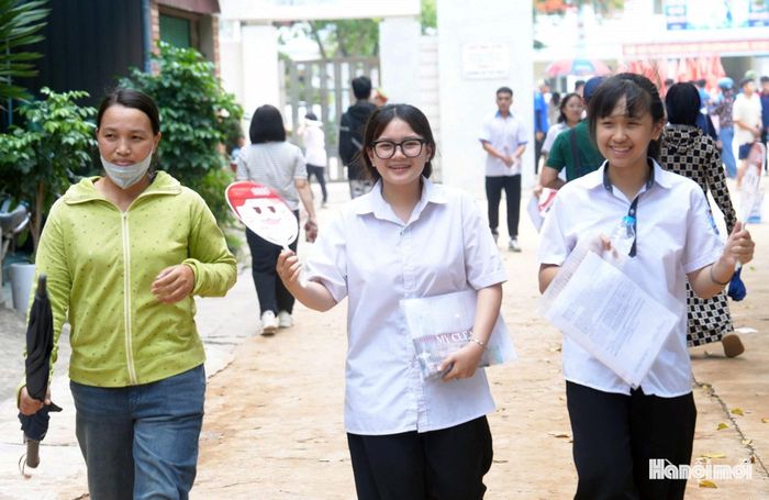 Các thí sinh trên đường rời điểm thi sau khi hoàn thành bài môn Ngữ văn.