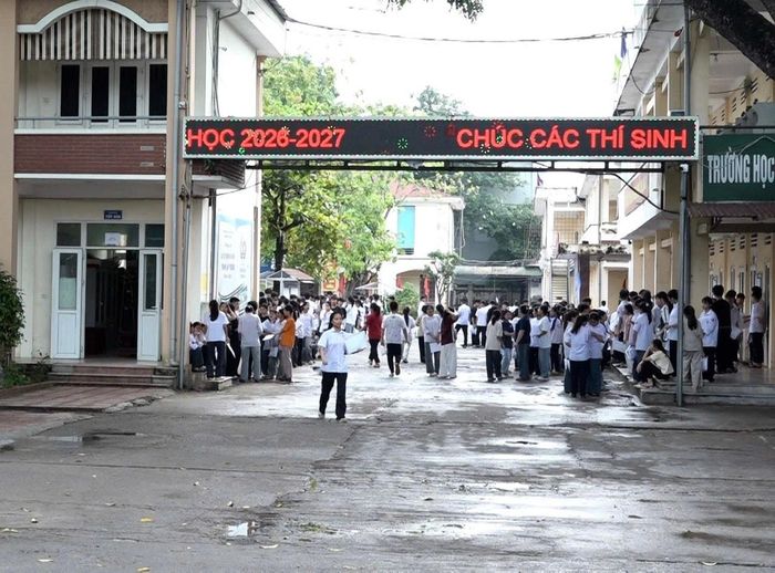 Từ 6h30, tại sân Trường THPT Mỹ Đức A đã có nhiều thí sinh đến để tham dự kỳ thi tuyển sinh vào lớp 10. Ảnh: VB