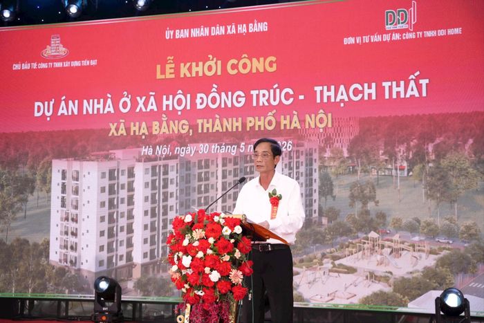 Chủ tịch UBND xã Hạ Bằng Nguyễn Kim Loan phát biểu tại Lễ khởi công. Ảnh: PV