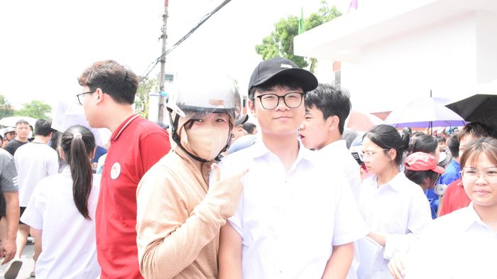 Thí sinh Như Phong phấn khởi vì em đã hoàn thành bài thi khá tốt. Ảnh: PV