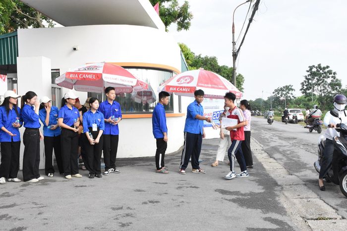 Tại điểm thi THPT Yên Viên, các thí sinh tự tin bước vào kỳ thi chuyển cấp quan trọng. Ảnh: PV