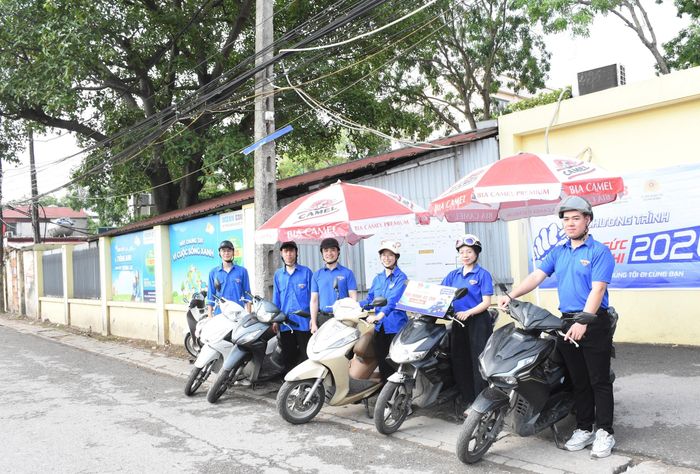 Đoàn Thanh niên xã Phù Đổng bố trí đội xe ôm miễn phí, trực tại trường để giúp đỡ phụ huynh và thí sinh khi cần thiết. Ảnh: PV