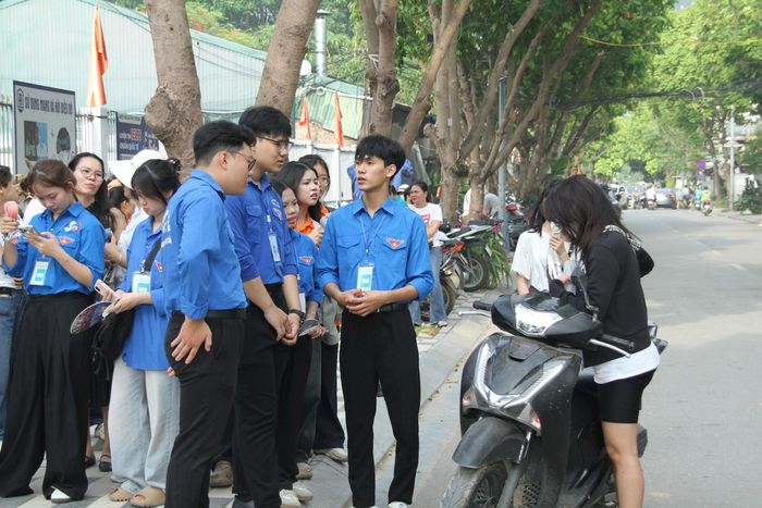 Không chỉ hỗ trợ thí sinh, các đoàn viên thanh niên còn hỗ trợ cho phụ huynh tìm chỗ đỗ xe và chuyển giúp đồ dùng học tập bị quên cho thí sinh. Ảnh: Cao Kỳ