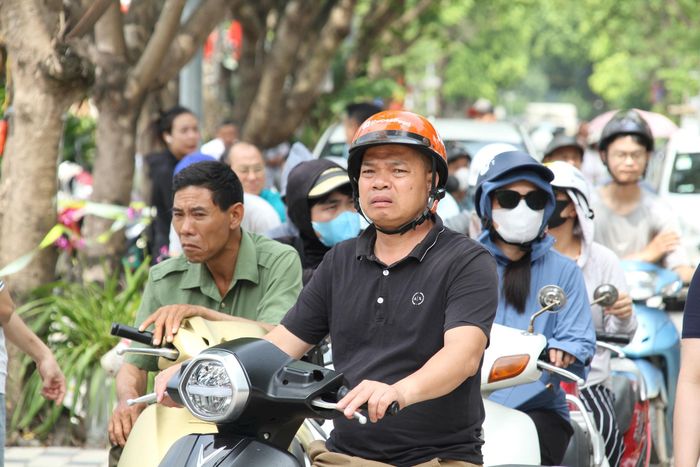 Nhiều phụ huynh kiên nhẫn chờ con hoàn thành bài thi trong thời tiết nắng nóng. Ảnh: Cao Kỳ