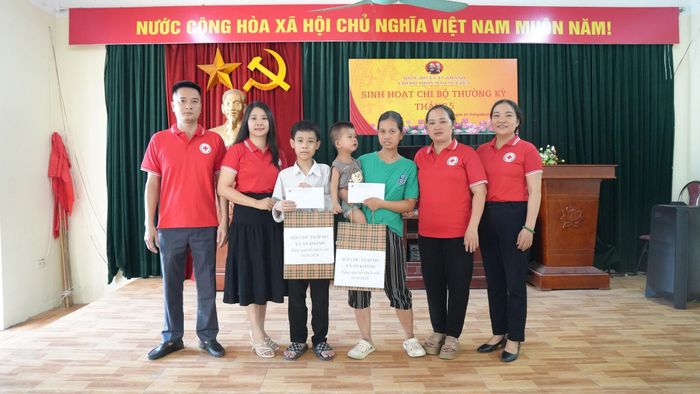 Hội Chữ thập đỏ xã An Khánh đã tổ chức đi thăm, tặng quà 14 người yếu thế và trẻ em có hoàn cảnh khó khăn. Ảnh: AK