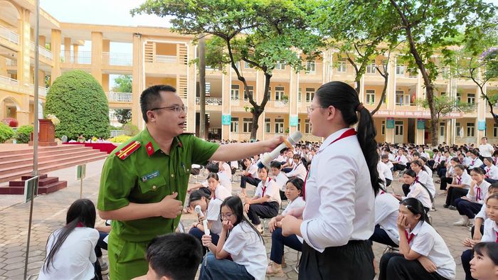 Công an xã tuyên truyền, phổ biến cho các em học sinh về quy định độ tuổi chịu trách nhiệm hình sự và các biện pháp phòng chống xâm hại trẻ em. Ảnh: AK
