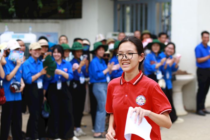Đúng 10h05 phút tiếng trống hết giờ vang lên, báo hiệu các sĩ tử đã hoàn thành phần thi Ngữ Văn của mình. Ảnh:MK