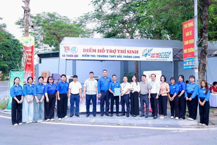Lãnh đạo xã Thiên Lộc động viên lực lượng Đoàn thanh niên xã tham gia hỗ trợ kỳ thi. Ảnh: TL