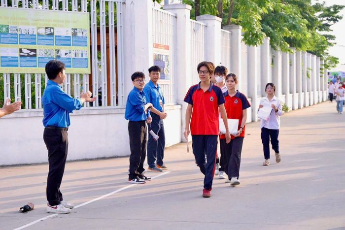 Các thí sinh thi môn ngữ văn trong buổi thi đầu tiên. Ảnh: TL