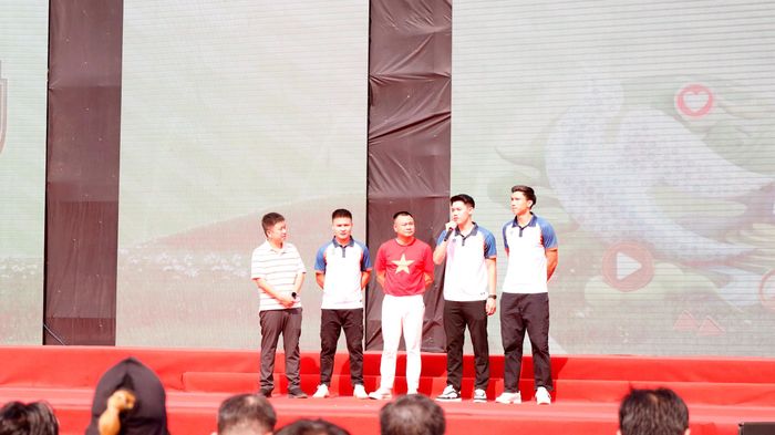 Các nghệ sĩ, cầu thủ bóng đá giao lưu trên sân khấu. Ảnh: Hồng Giang