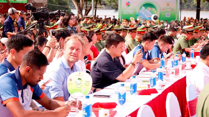 Chương trình có sự tham gia của đại diện Ban huấn luyện, cầu thủ Câu lạc bộ bóng đá Công an Hà Nội. Ảnh: Hồng Giang