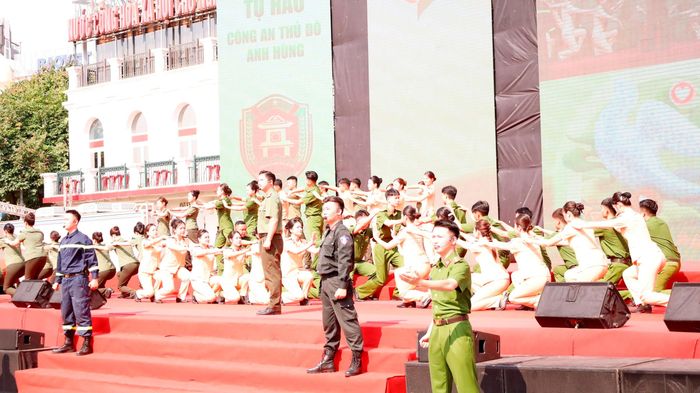 Các chiến sĩ Công an mang đến những tiết mục biểu diễn hấp dẫn. Ảnh: Hồng Giang