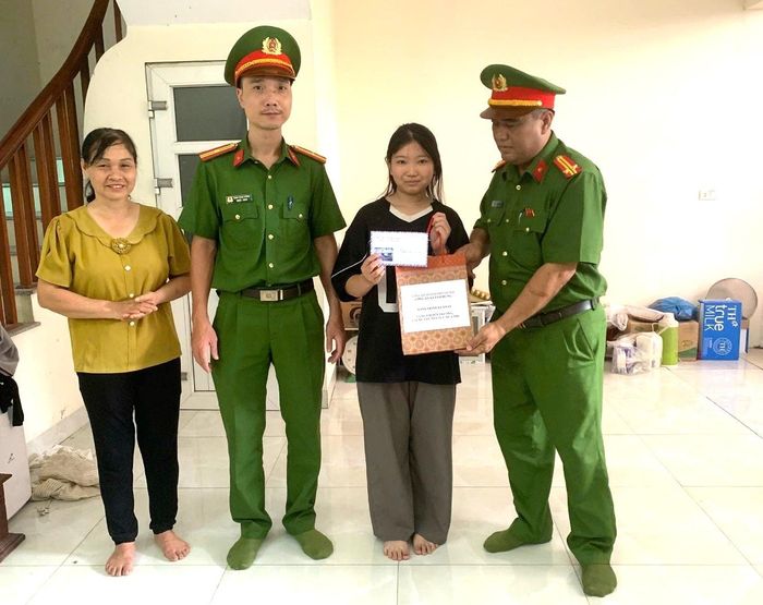 Công an xã Tam Hưng trao quà động viên em Lê Hồng Oanh. Ảnh: Công an xã Tam Hưng