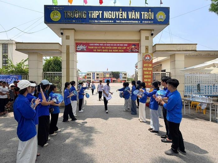 Các em rời phòng thi sau 120 phút làm bài. Ảnh: Đặng Sáng