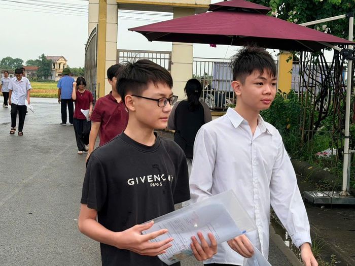 Các sĩ tử có mặt từ sớm tại điểm thi trường THPT Nguyễn Văn Trỗi (xã Trần Phú). Ảnh: Minh Khiêm.