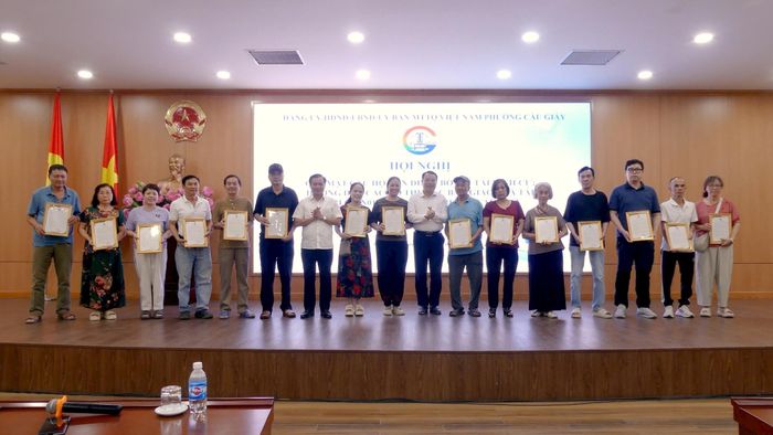Lãnh đạo phường Cầu Giấy trao thư cảm ơn cho các hộ gia đình đã đồng thuận, tự nguyện bàn giao mặt bằng. Ảnh: Công Sơn