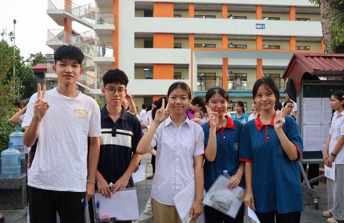 Các thí sinh tại điểm thi Trường THPT Hoài Đức A. Ảnh: ĐH