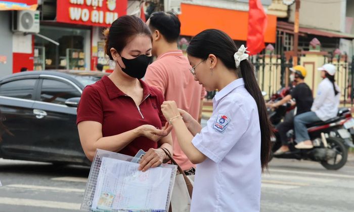 Các bậc phụ huynh đưa con đến điểm thi. Ảnh: ĐH