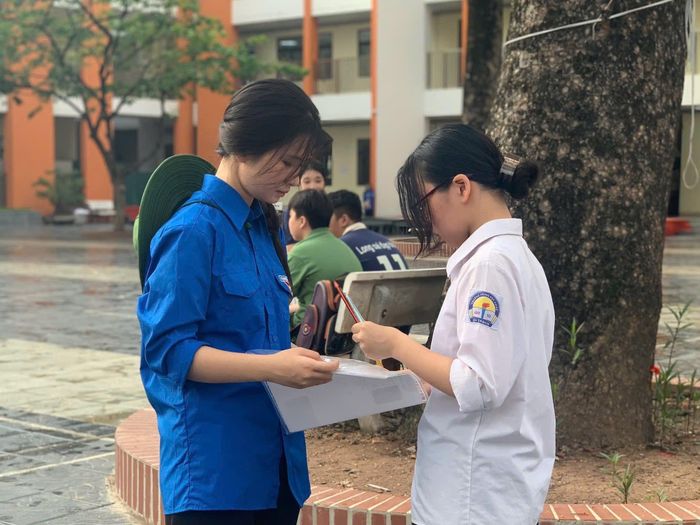 Lực lượng đoàn viên, thanh niên hỗ trợ các thí sinh.
