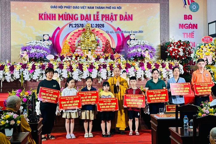 Ban Tổ chức trao sổ tiết kiệm cho các em học sinh, gia đình có hoàn cảnh khó khăn. Ảnh: Bảo Lâm