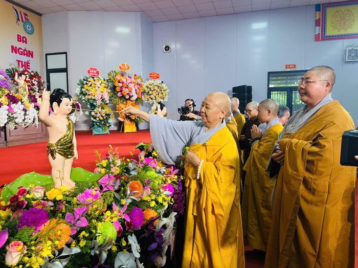 Các đại biểu thực hiện nghi lễ tắm Phật truyền thống. Ảnh: Bảo Lâm