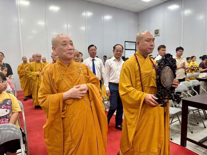 Các đại biểu, tăng ni, phật tử thực hiện nghi thức trong Đại lễ Phật đản Phật lịch 2570. Ảnh: Bảo Lâm