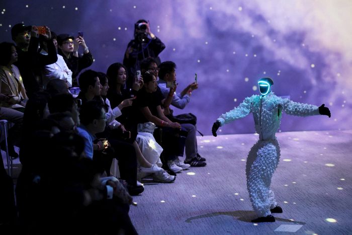 Khán giả cho rằng điểm hấp dẫn của chương trình nằm ở cách các robot tương tác với môi trường xung quanh và phối hợp với con người trong không gian sáng tạo vốn được xem là đặc trưng của cảm xúc và nghệ thuật. Ảnh: Reuters