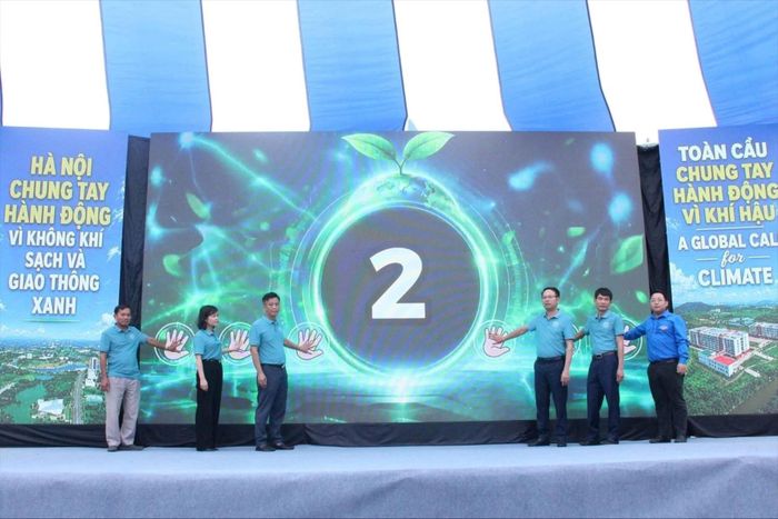 Lãnh đạo xã Hòa Lạc bấm nút phát động Tháng hành động vì môi trường năm 2026. Ảnh: PV