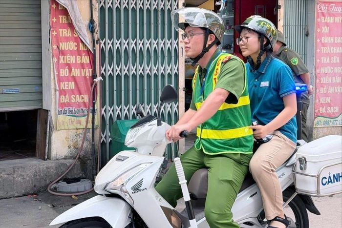 Một thí sinh được lực lượng công an cơ sở kịp thời hỗ trợ đến điểm thi an toàn. Ảnh: Hoàng Tâm