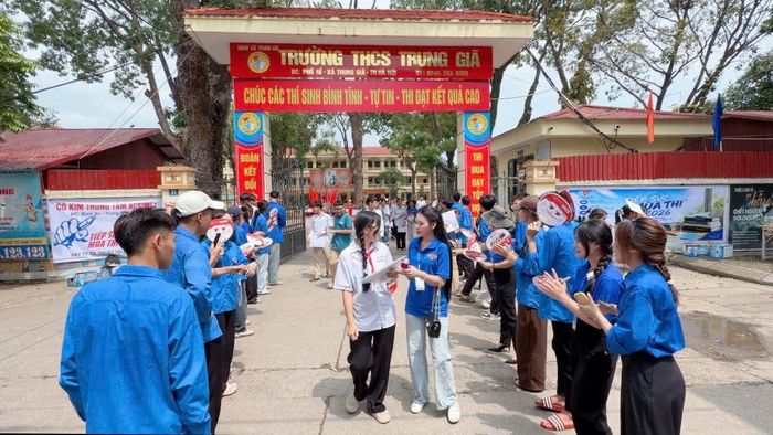 Đoàn thanh niên cổ vũ sĩ tử sau khi hoàn thành môn thi ngữ văn sáng 30-5. Ảnh: Hoàng Tâm