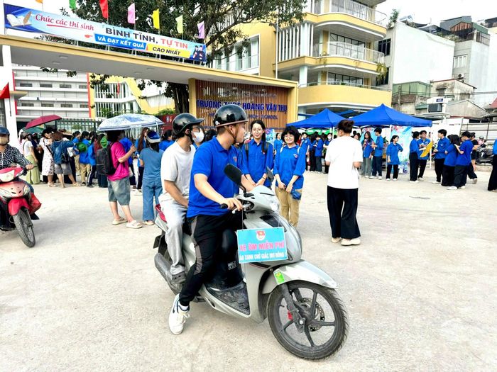 Đội xe ôm miễn phí kịp thời hỗ trợ thí sinh tại điểm thi Trường THPT Hoàng Văn Thụ. Ảnh: HM.