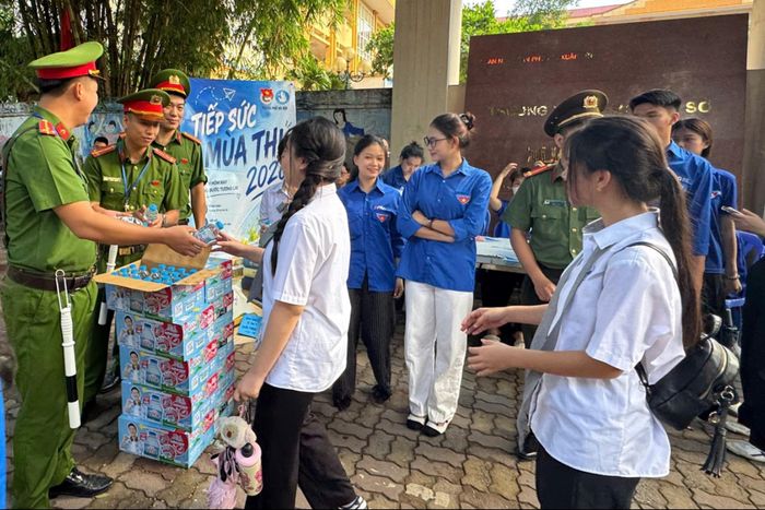 Lực lượng Công an phường thường trực tại khu vực cổng trường.