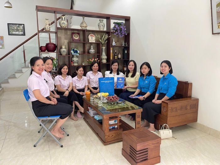 Công đoàn phường thăm đoàn viên Cao Thị Bích Trâm, giáo viên Trường Mầm non Yên Sở bị suy giảm sức khỏe do tai nạn lao động. Ảnh: Thái Phương