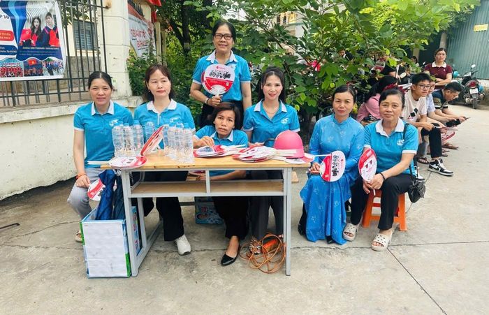 Chị Đặng Thị Lợi (người thứ ba từ trái sang) tham gia "Tiếp sức mùa thi". Ảnh: Ngọc Yến