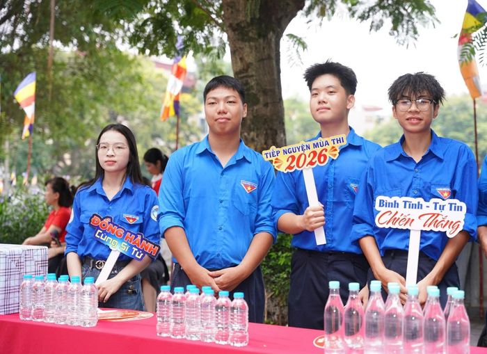 Đoàn viên phường Hai Bà Trưng gửi thông điệp thi tốt đến các thí sinh. Ảnh: ĐP
