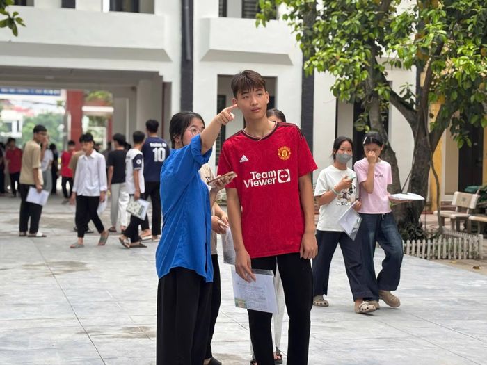Tình nguyện viên luôn hỗ trợ nhiệt tình cho các thí sinh. Ảnh: ĐX