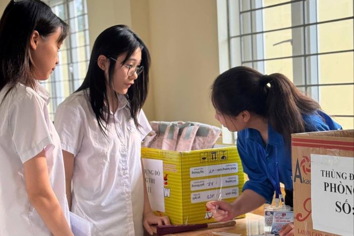 Thanh niên tình nguyện xã Chương Dương hỗ trợ các thí sinh gửi đồ trước khi vào phòng thi. Ảnh: ĐX