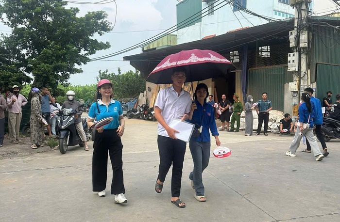 Đoàn viên, thanh niên cùng hội viên Hội Phụ nữ xã Chuyên Mỹ cùng tham gia "Tiếp sức mùa thi". Ảnh: Vũ Ngọc Yến