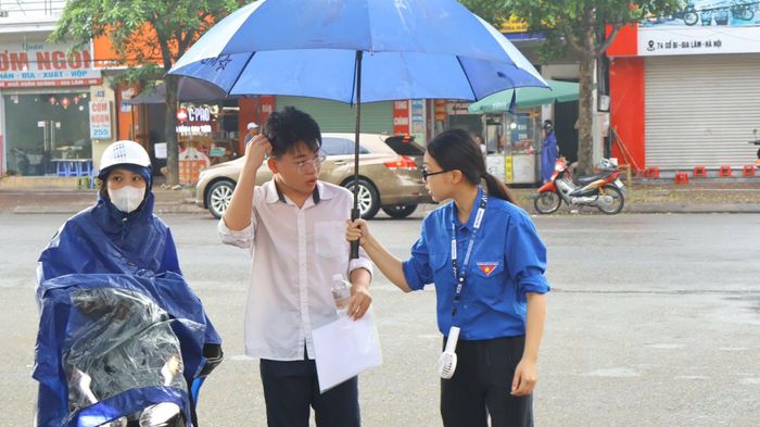 Đoàn viên xã Gia Lâm hỗ trợ thí sinh ở điểm thi Trường THPT Cao Bá Quát. Ảnh: ĐX