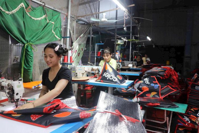 Xưởng may của chị Đinh Thị Hiền đã giúp nhiều người lao động tại địa phương có việc làm với thu nhập ổn định. Ảnh: KT