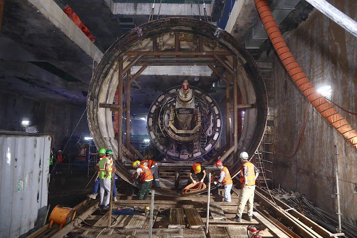 Sau khi được tách rời, máy TBM sẽ được vận chuyển đển nơi bảo quản. Ảnh: Phạm Công