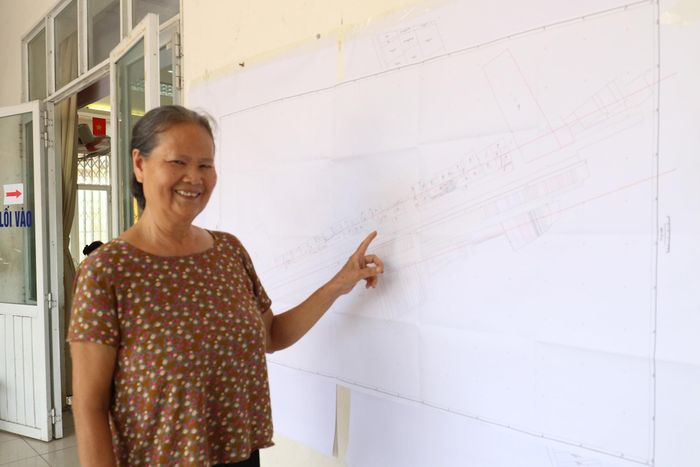 Bà Nguyễn Thị Dư (74 tuổi, xóm Phạm Hồng Thái) bày tỏ ủng hộ chủ trương thực hiện dự án. Ảnh: Vũ Cường.