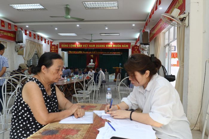 Ngay sau buổi tuyên truyền, cán bộ của Ban Quản lý dự án đầu tư - xây dựng xã Hồng Vân tiến thành điều tra, thu thập thông tin về các thửa đất nằm trong phạm vi dự án. Ảnh: Vũ Cường.