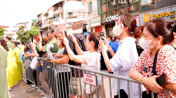 Từ sáng sớm, đông đảo người dân Thủ đô, du khách đã có mặt để tham gia sự kiện.