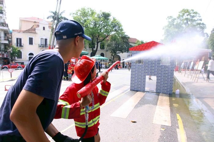 Các em nhỏ được trải nghiệm làm lính cứu hỏa.